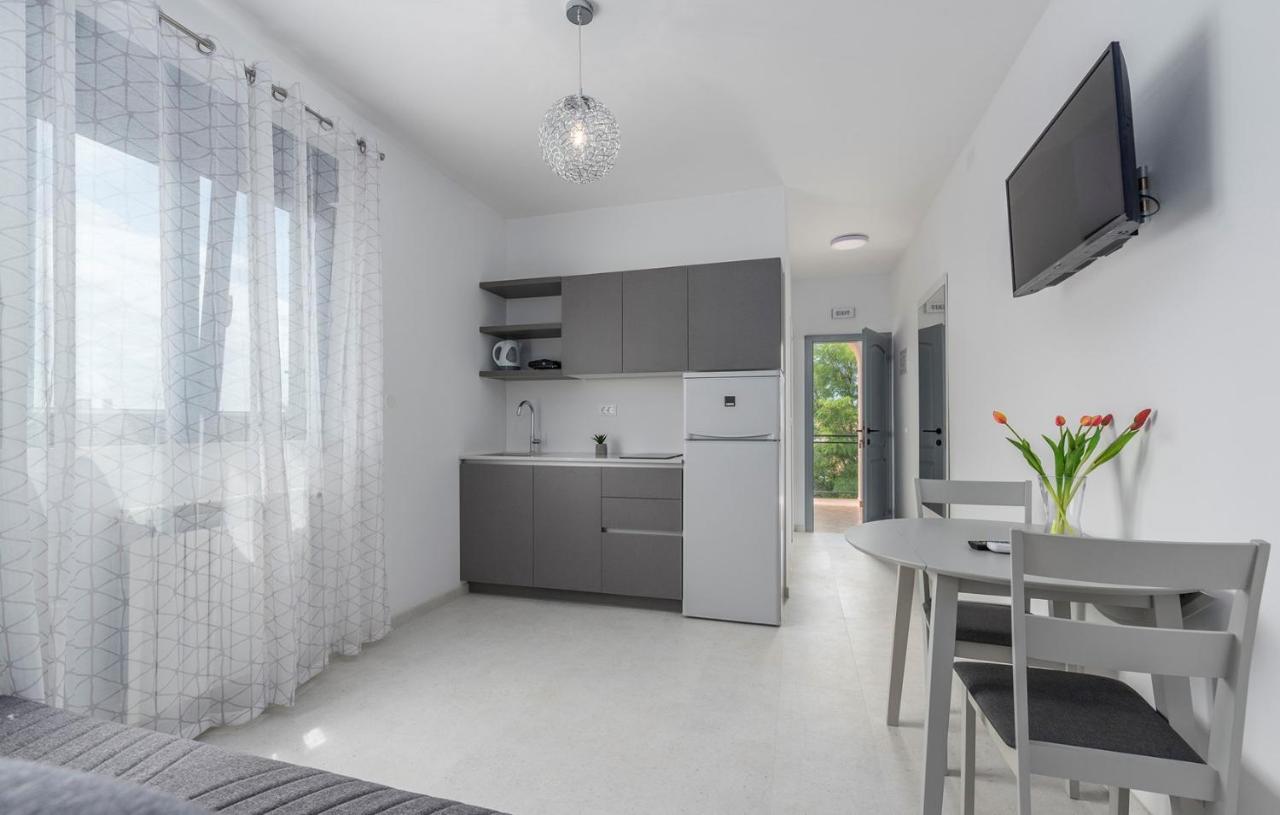 Apartments Zrnic ポレッチ 部屋 写真
